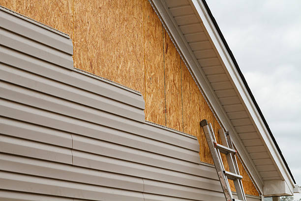 Professional Siding technician working in Reedville, VA